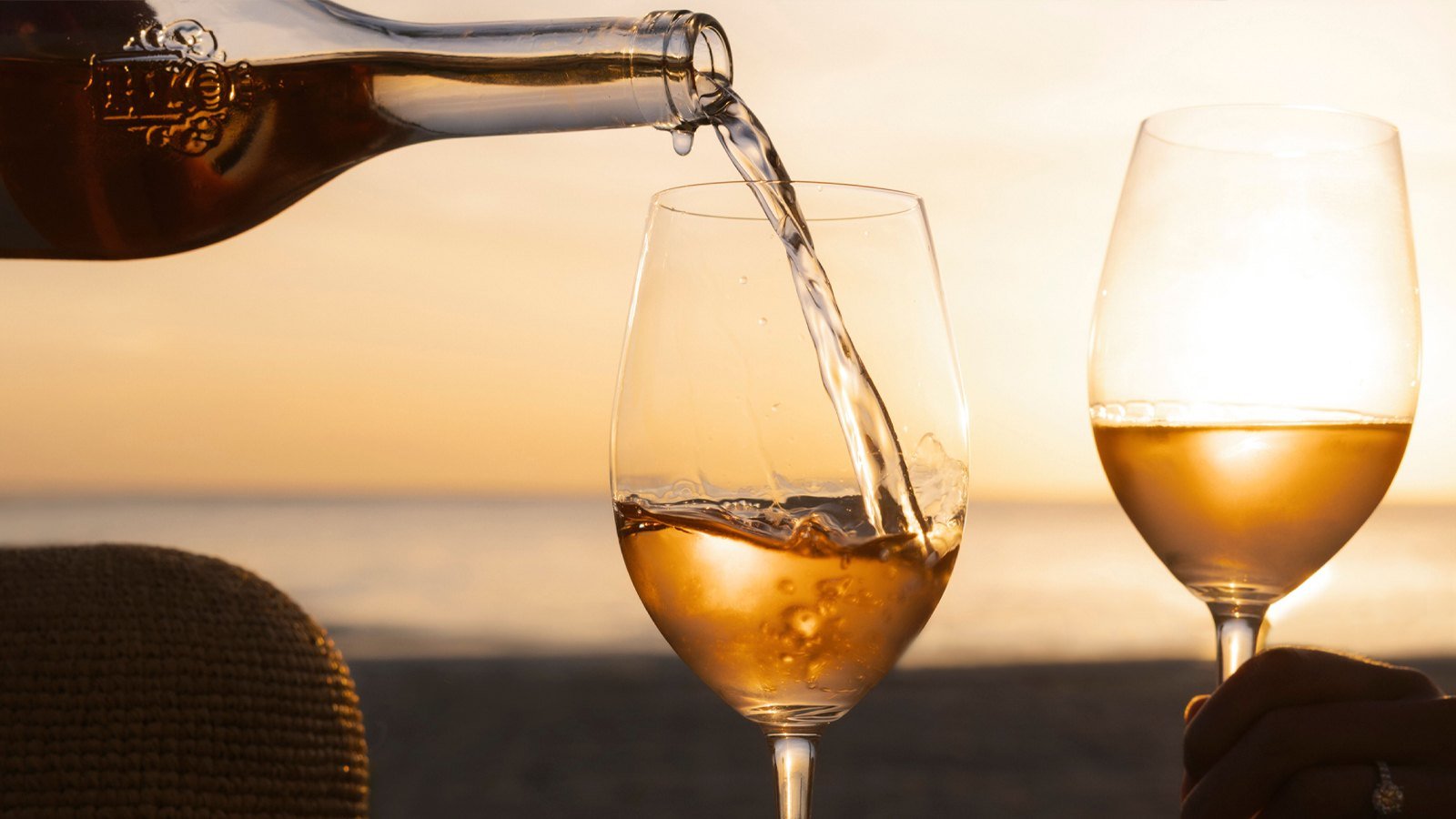 Vinho sendo servido em taça ao pôr do sol, diante do mar, no Florie’s, em Palm Beach