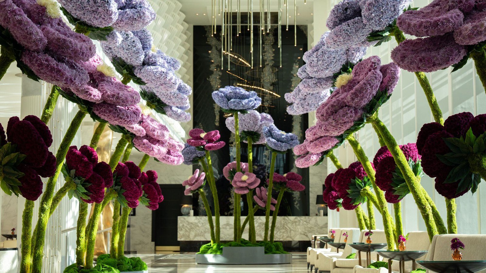 Instalação de flores gigantes em tons de roxo, lilás e vinho no lobby do Four Seasons Hotel Abu Dhabi