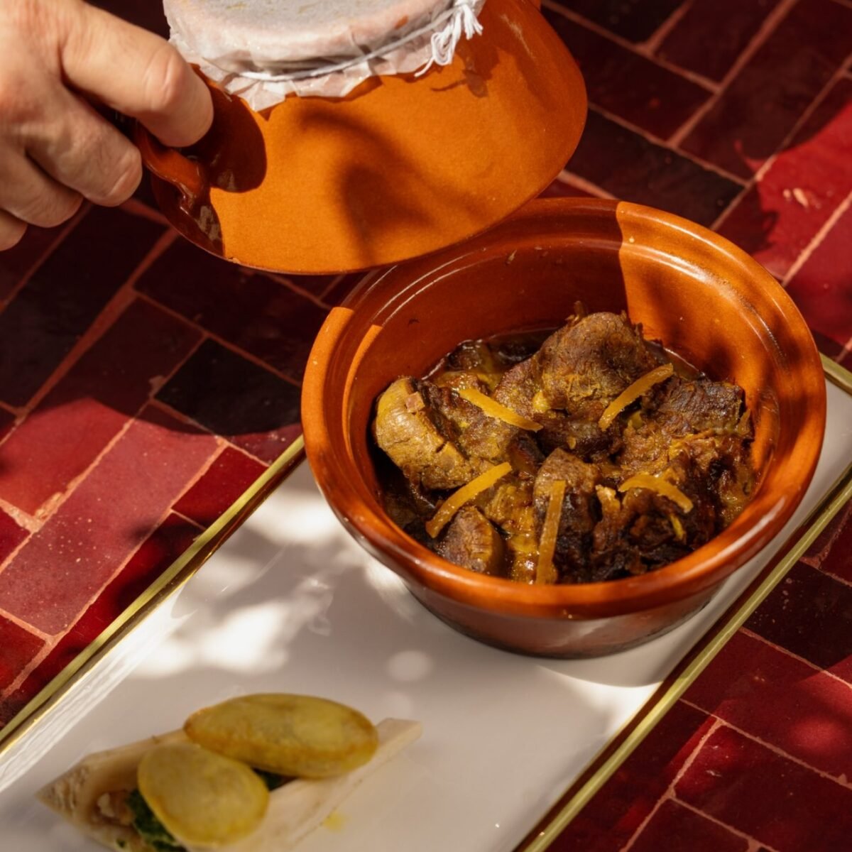 Tangia marrakchia servida em pote de barro no Inara, do Four Seasons Resort Marrakech