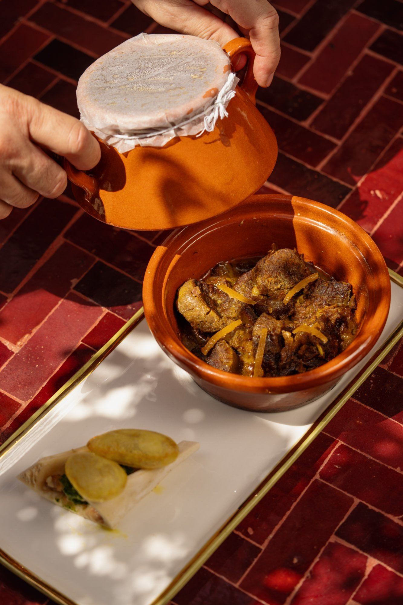 Tangia marrakchia servida em pote de barro no Inara, do Four Seasons Resort Marrakech
