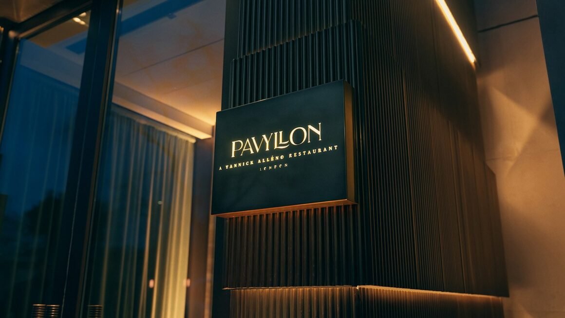 Fachada iluminada do Pavyllon London, restaurante de Yannick Alléno no Four Seasons Park Lane