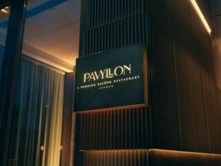 Fachada iluminada do Pavyllon London, restaurante de Yannick Alléno no Four Seasons Park Lane