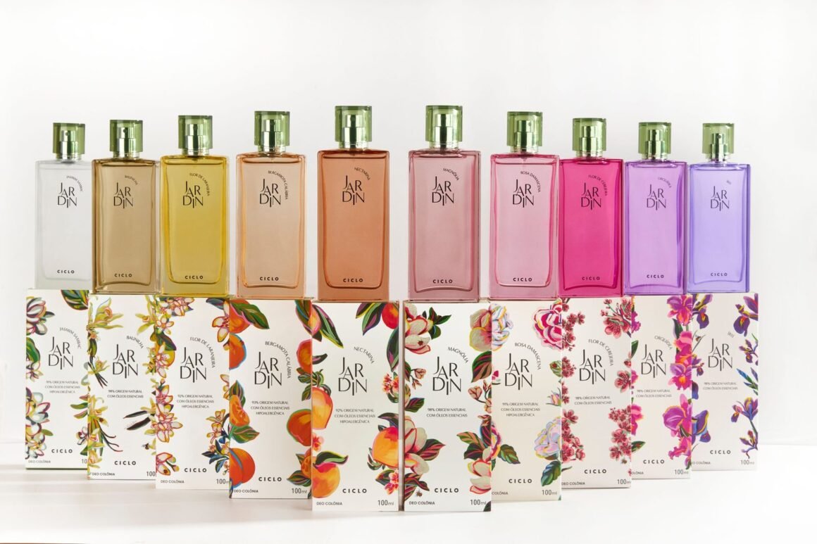 Frascos coloridos da coleção Jardin, da Ciclo, diante das caixas ilustradas com flores e frutas