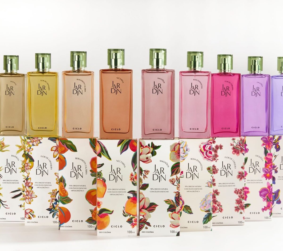 Frascos coloridos da coleção Jardin, da Ciclo, diante das caixas ilustradas com flores e frutas