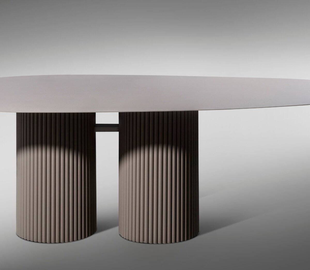 Mesa Marquise, da Galeria das Lonas, com tampo oval e base de pilares canelados