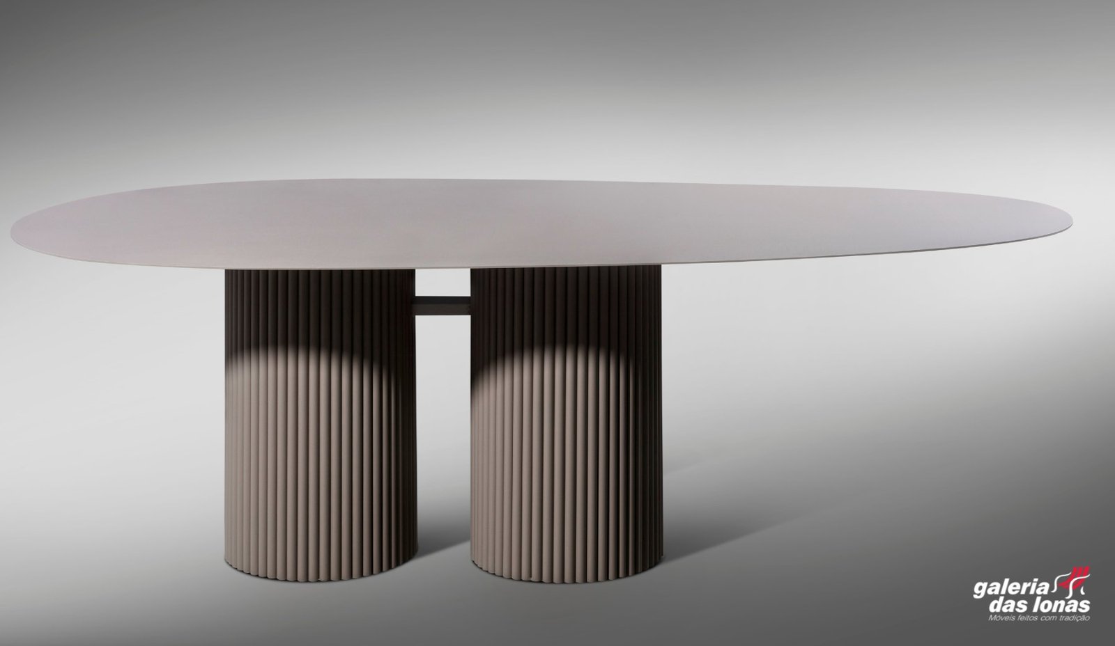 Mesa Marquise, da Galeria das Lonas, com tampo oval e base de pilares canelados