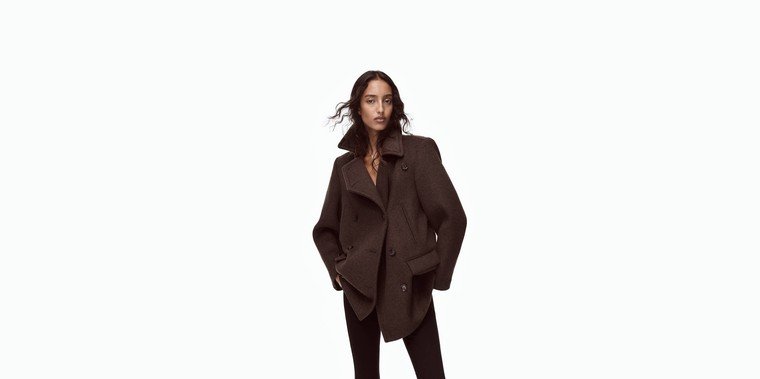 Mona Tougaard veste casaco marrom da colaboração Gap e Victoria Beckham.