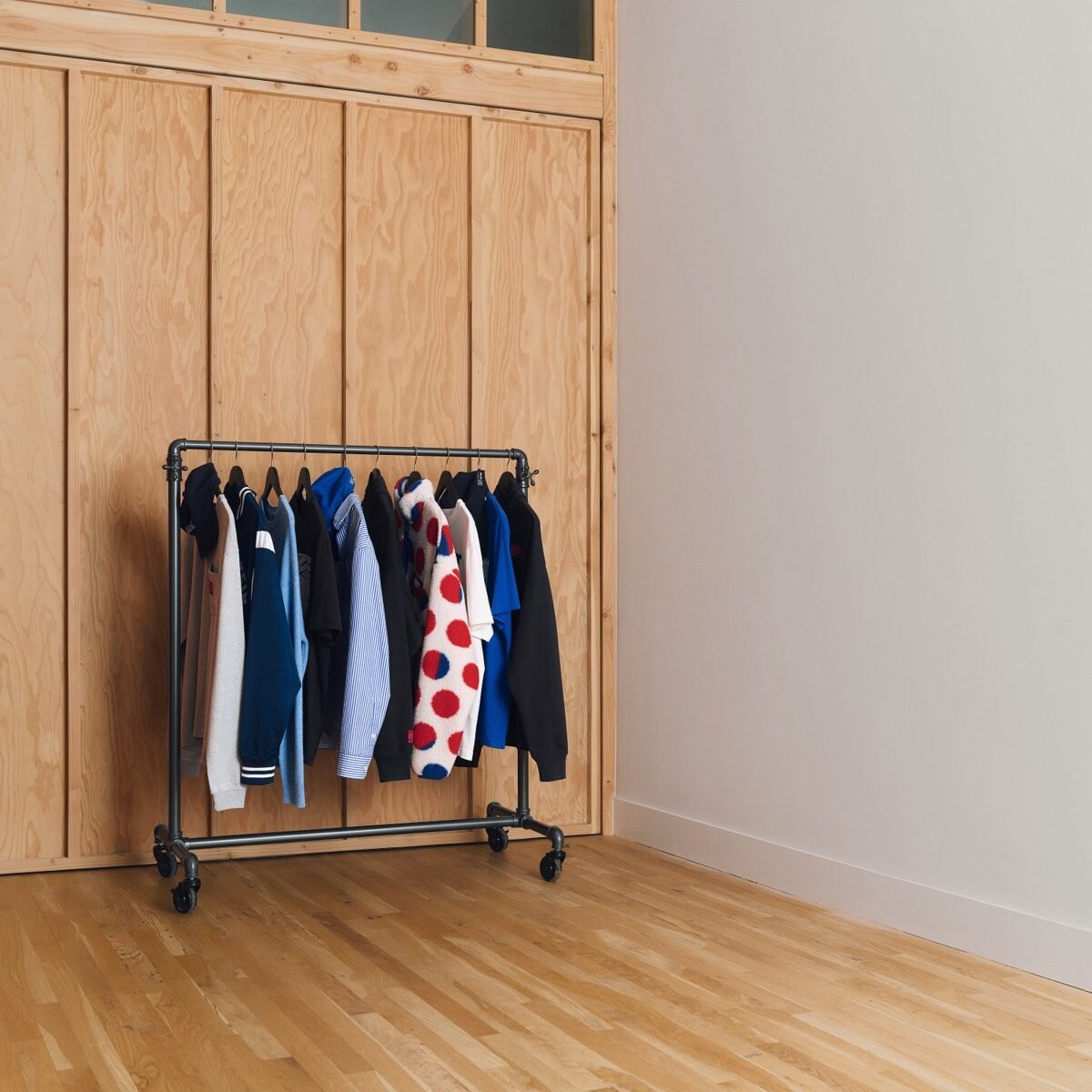 Arara com roupas da coleção Gap inspirada em Roy Lichtenstein, em uma sala clara.