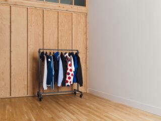 Arara com roupas da coleção Gap inspirada em Roy Lichtenstein, em uma sala clara.