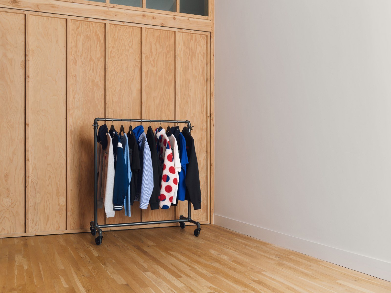 Arara com roupas da coleção Gap inspirada em Roy Lichtenstein, em uma sala clara.