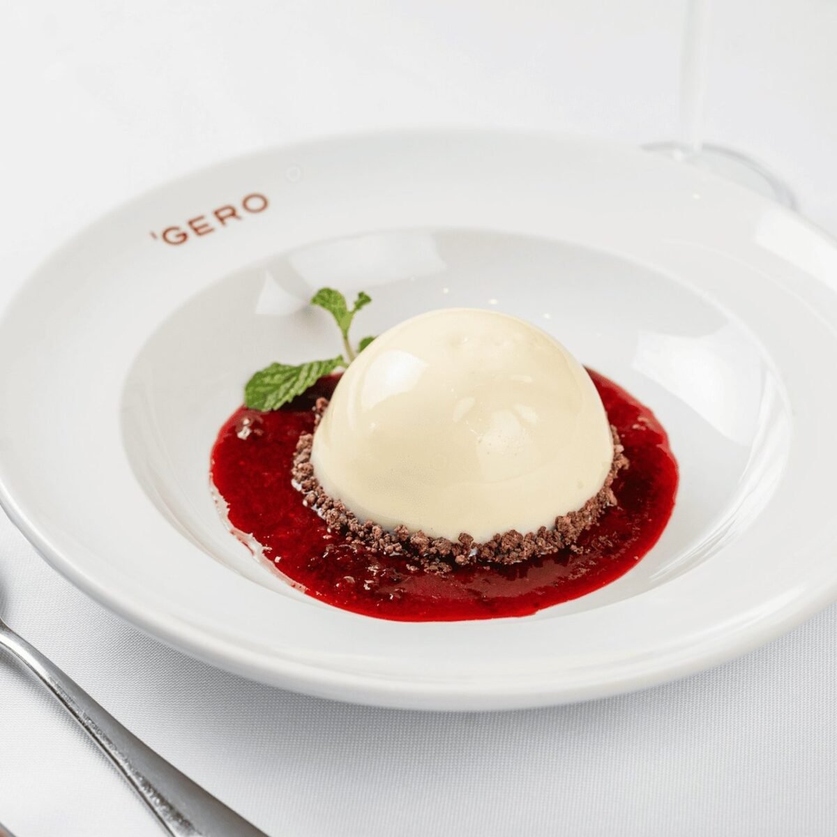 Sobremesa do menu de primavera do Gero Belo Horizonte com calda de frutas vermelhas