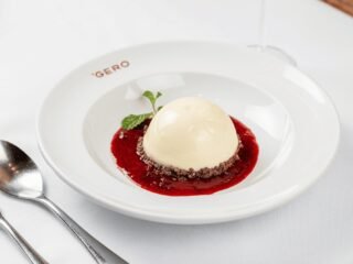 Sobremesa do menu de primavera do Gero Belo Horizonte com calda de frutas vermelhas