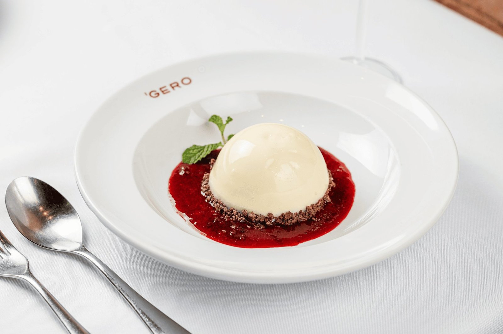 Sobremesa do menu de primavera do Gero Belo Horizonte com calda de frutas vermelhas