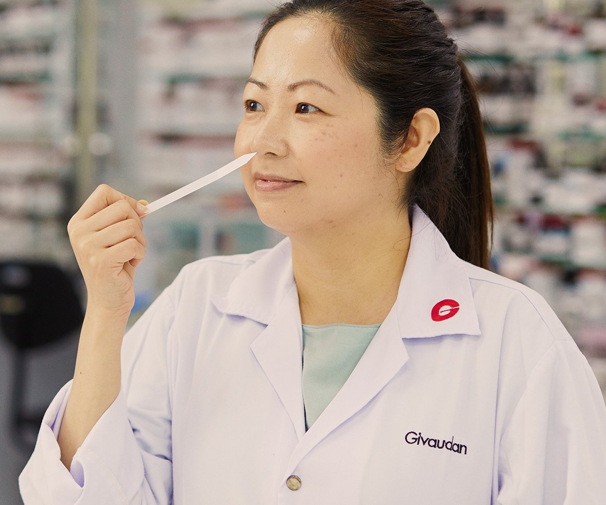 Perfumista da Givaudan avalia uma fragrância em fita olfativa no laboratório