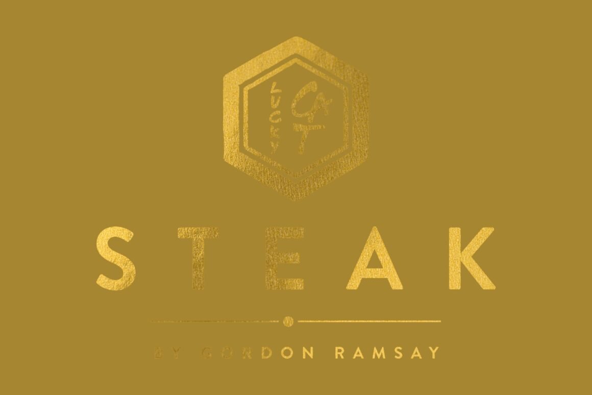 Logotipo dourado do Lucky Cat Steak by Gordon Ramsay