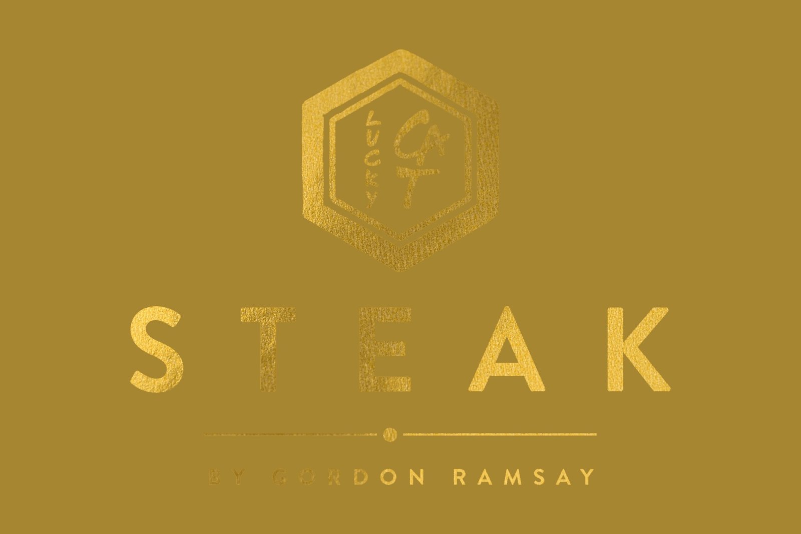 Logotipo dourado do Lucky Cat Steak by Gordon Ramsay