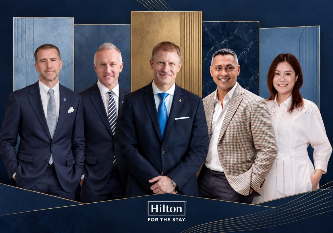 Retrato dos cinco gerentes gerais nomeados pela Hilton na Ásia-Pacífico, quatro homens de terno e uma mulher de branco