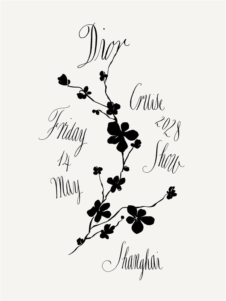 Arte do anúncio da Dior Cruise 2028, com flores desenhadas em nanquim e caligrafia manuscrita.