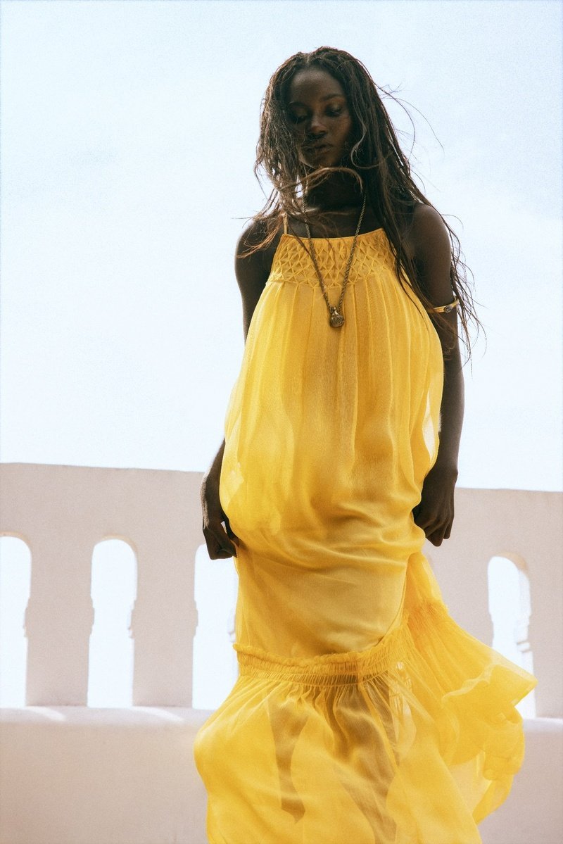 Vestido longo amarelo da coleção Entremeios, Alto Verão 27 da Maria Filó