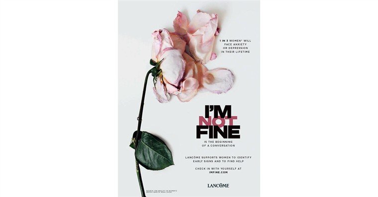 Imagem de divulgação da iniciativa I'm Fine, da Lancôme, com uma rosa murcha sobre fundo claro.