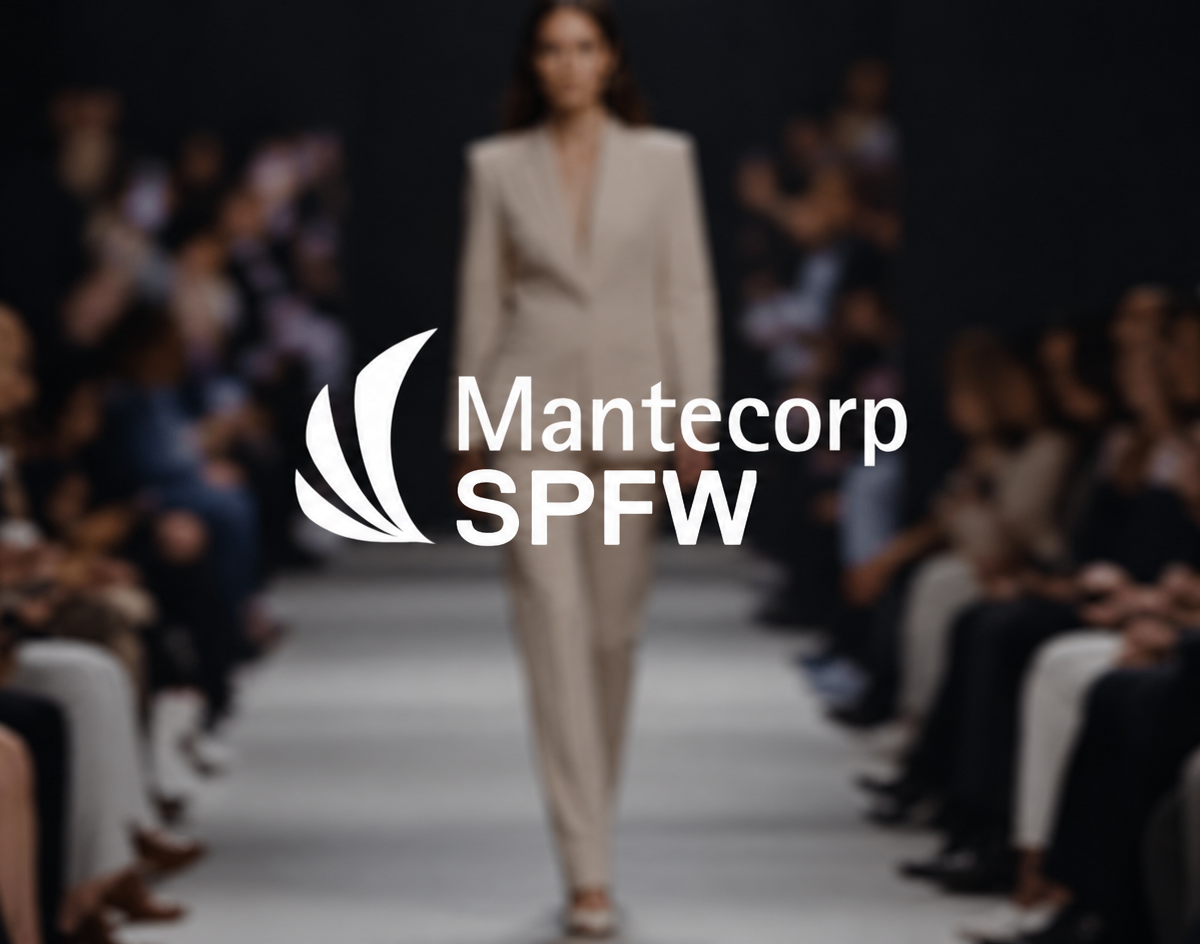Logo Mantecorp SPFW sobre imagem de desfile no São Paulo Fashion Week