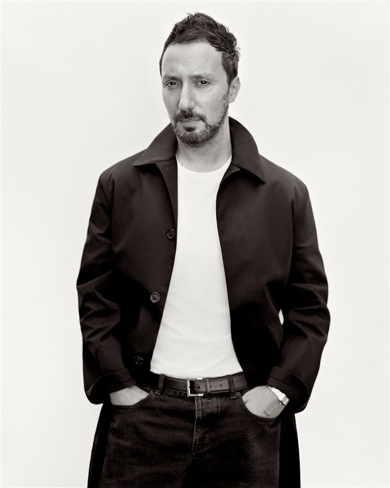 Retrato de Anthony Vaccarello divulgado pela Saint Laurent.