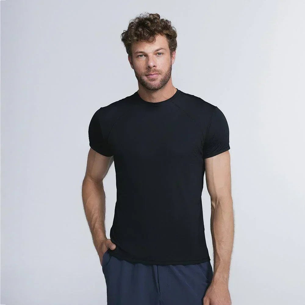 Modelo veste a camiseta esportiva Performance T-Shirt 2.0 da Insider na cor preta