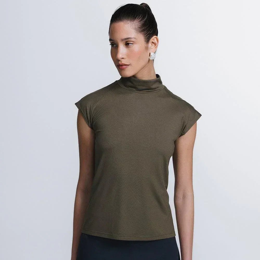 Modelo veste a regata gola alta Tech T-Shirt High Neck da Insider em verde-oliva