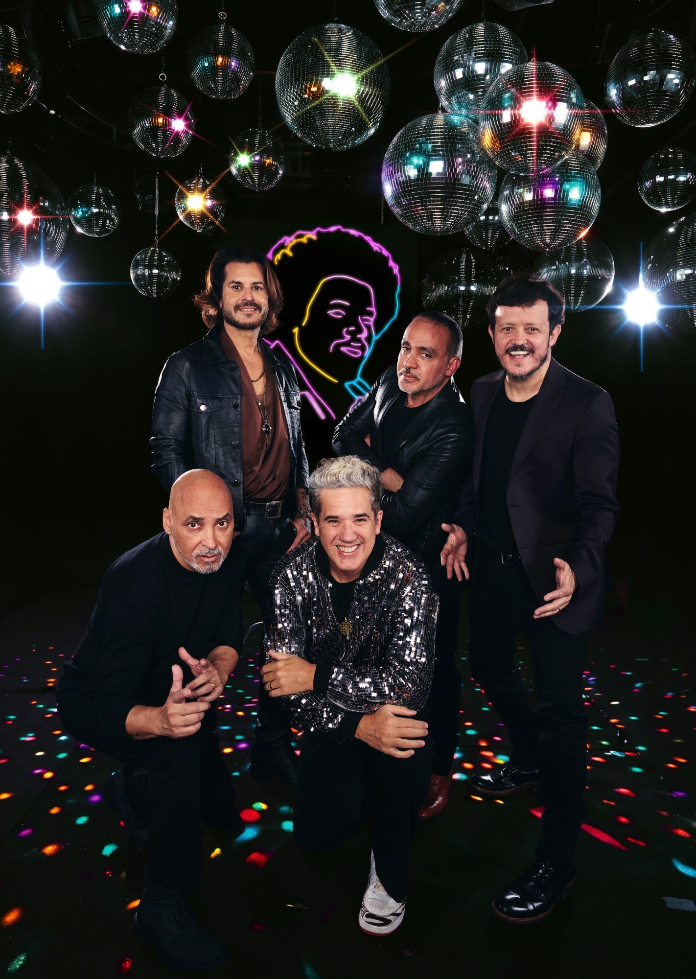 Os cinco integrantes do Jota Quest posam de roupa escura sob globos espelhados, com um desenho em neon do rosto de Tim Maia ao fundo