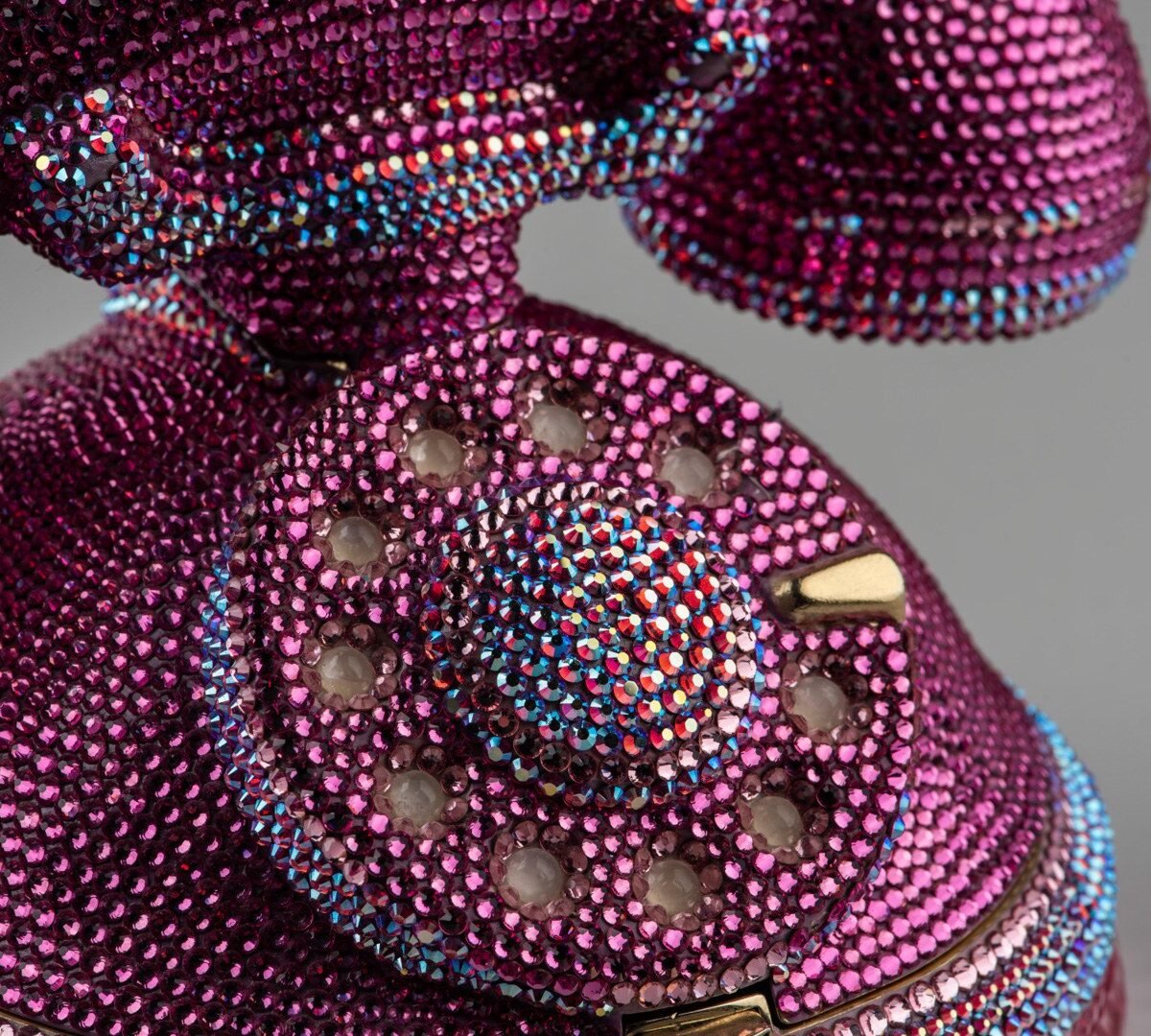 Minaudière de Judith Leiber em forma de telefone, coberta de cristais rosa