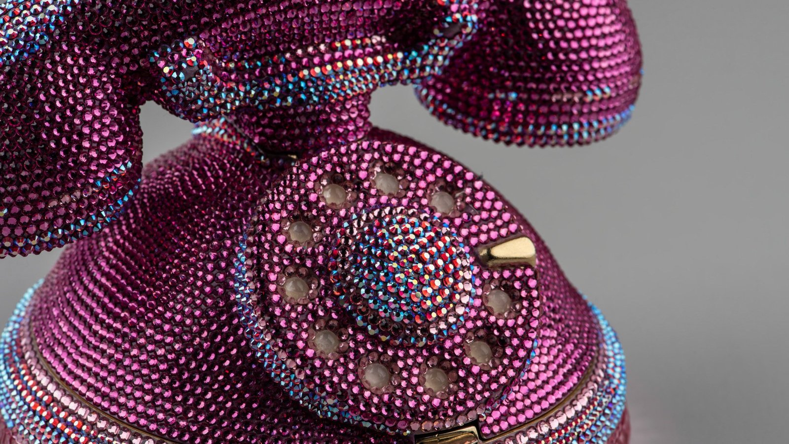 Minaudière de Judith Leiber em forma de telefone, coberta de cristais rosa