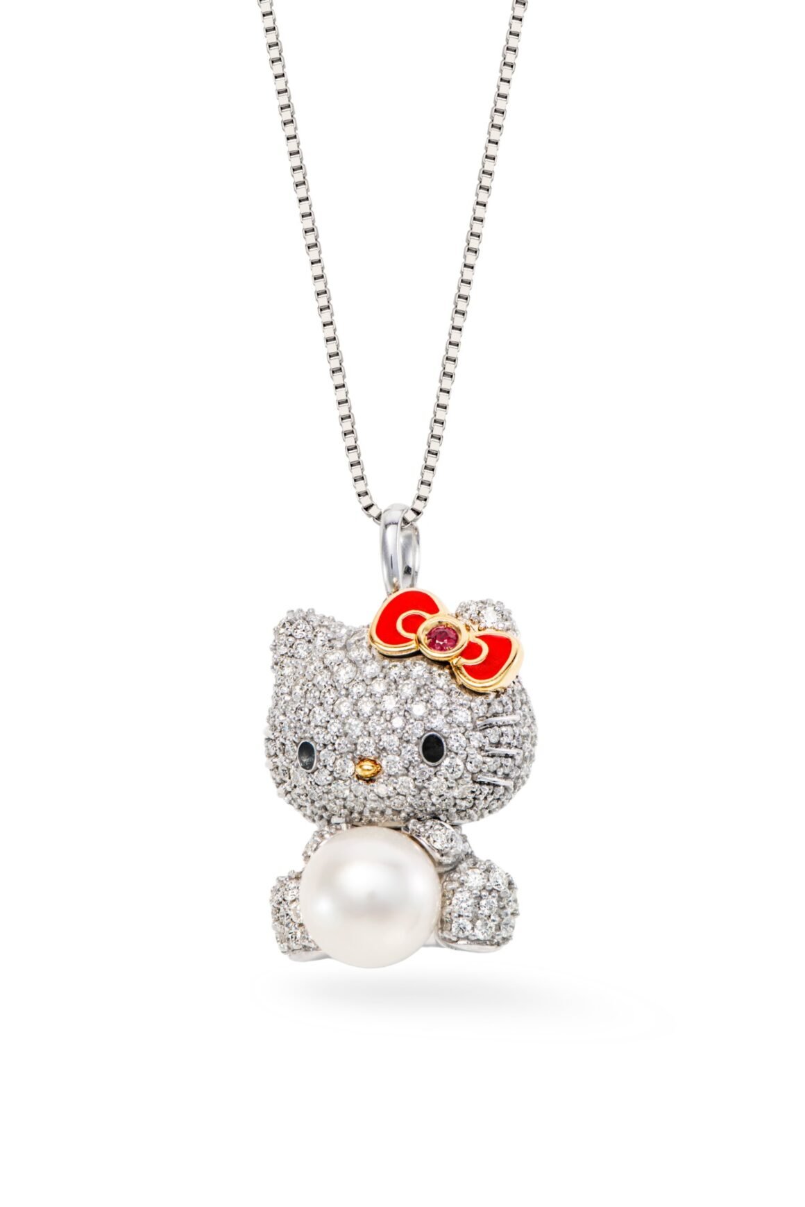 Pingente de Hello Kitty com pérola e laço vermelho, da coleção Julio Okubo e Sanrio