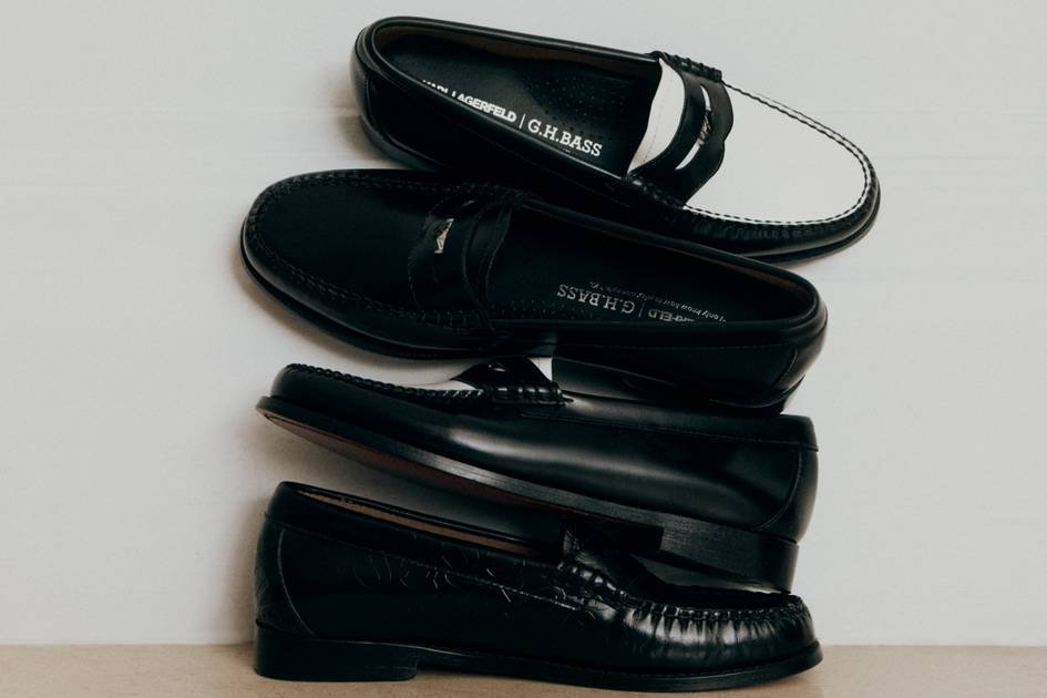 Quatro penny loafers pretos empilhados da colaboração Karl Lagerfeld e G.H. Bass, um deles com detalhe branco