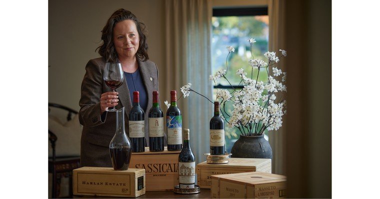 Sommelier Elizabeth Davies junto a garrafas de vinho no Kat Florence Hotel.
