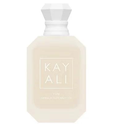 Frasco em formato de diamante do perfume KAYALI Yum Vanilla Cupcake 108, em tom creme fosco.