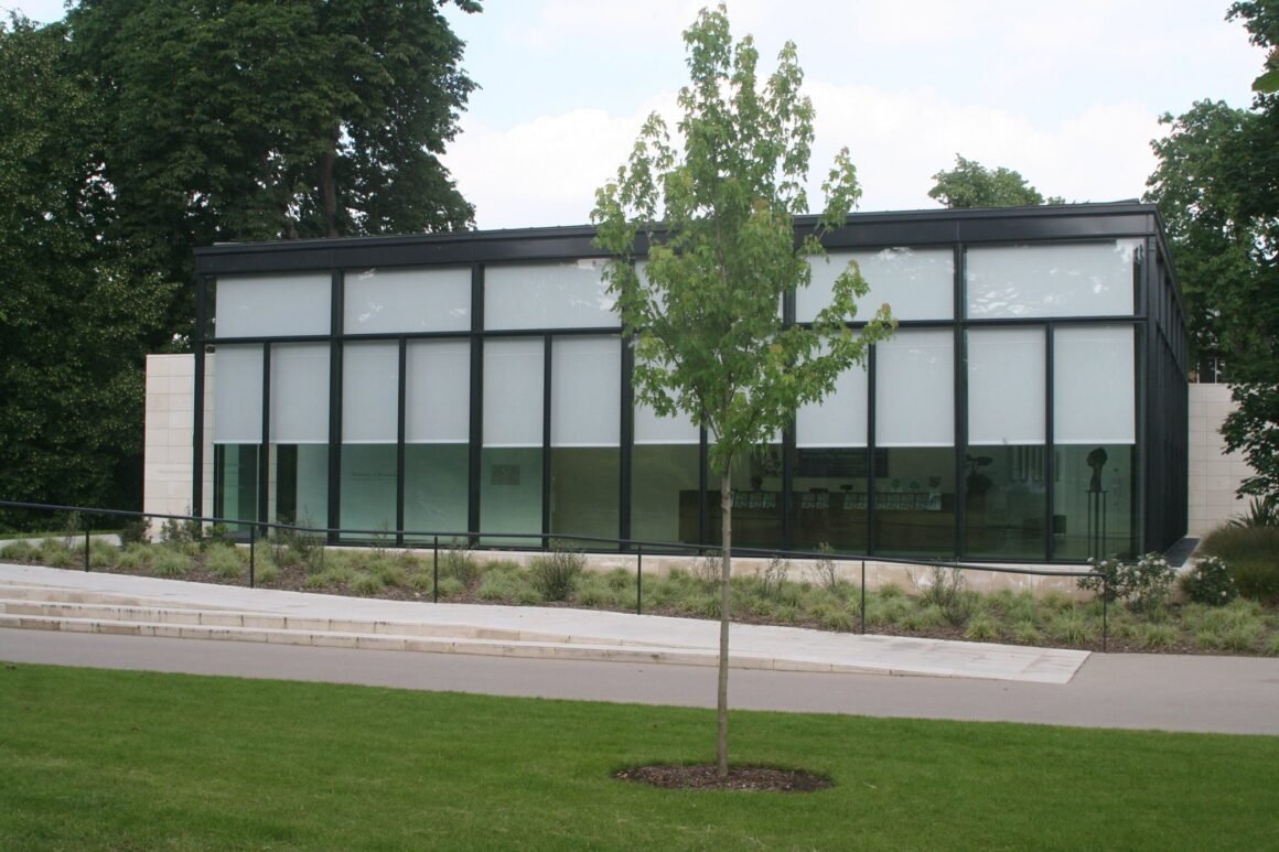 Fachada da Shirley Sherwood Gallery of Botanical Art no Kew Gardens, em Londres