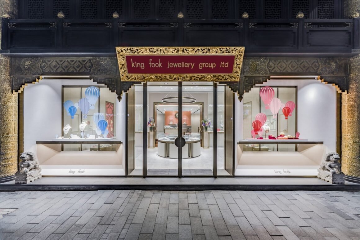 Fachada de uma loja da King Fook Jewellery Group em Hong Kong, com vitrines decoradas com balões