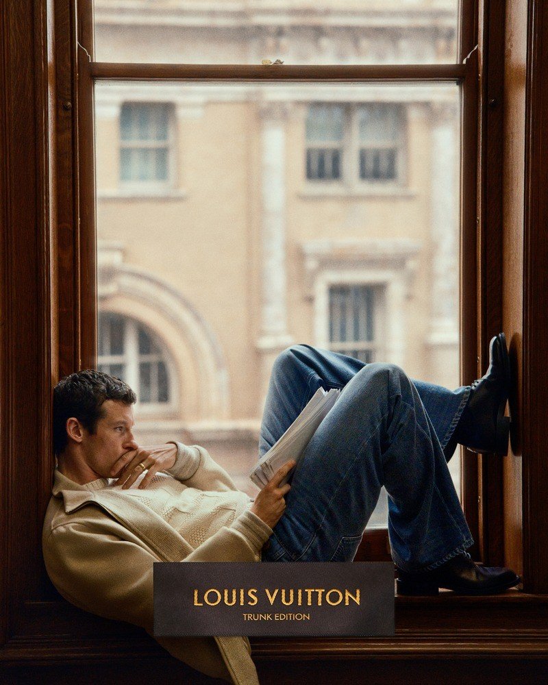 Callum Turner veste peças da coleção Men’s Trunk Edition da Louis Vuitton sentado no parapeito de uma janela