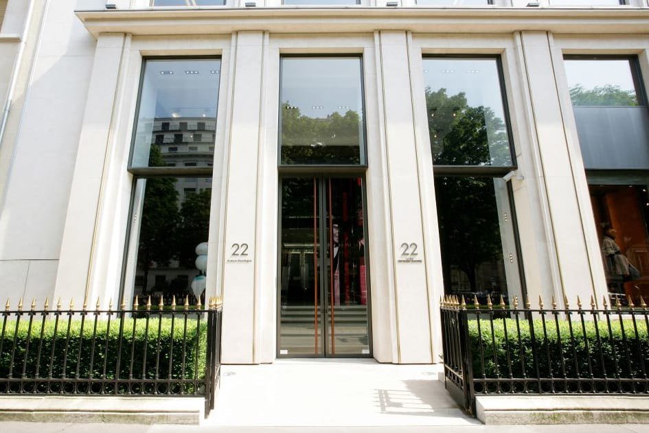 Fachada da sede da LVMH no número 22 da Avenue Montaigne, em Paris