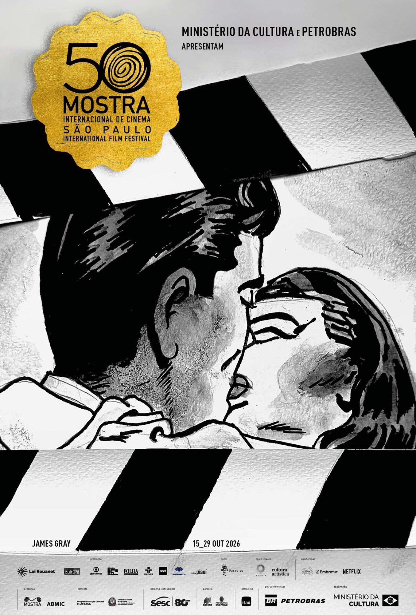 Pôster da 50ª Mostra Internacional de Cinema em São Paulo, com selo dourado e desenho em preto e branco de um casal se beijando entre as listras de uma claquete