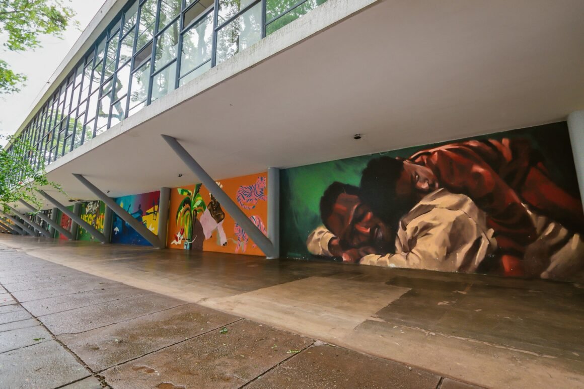 Fachada do Museu Afro Brasil Emanoel Araujo, sob a marquise do Ibirapuera, com murais coloridos pintados ao longo da parede