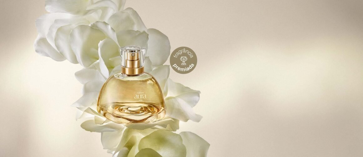 Frasco do perfume Natura Aura Alba entre pétalas de rosa branca