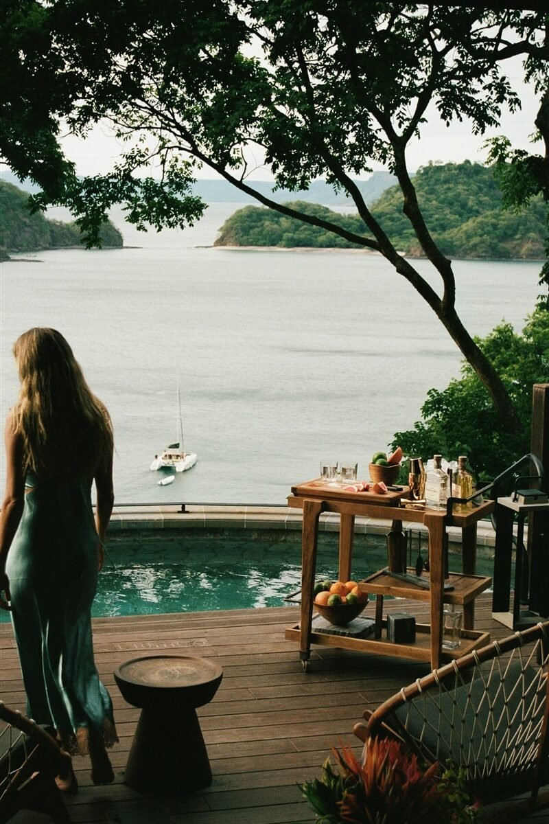 Carrinho de bebidas em terraço do Nekajui com vista para a costa da Costa Rica