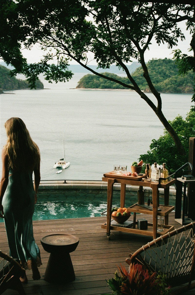 Carrinho de bebidas em terraço do Nekajui com vista para a costa da Costa Rica