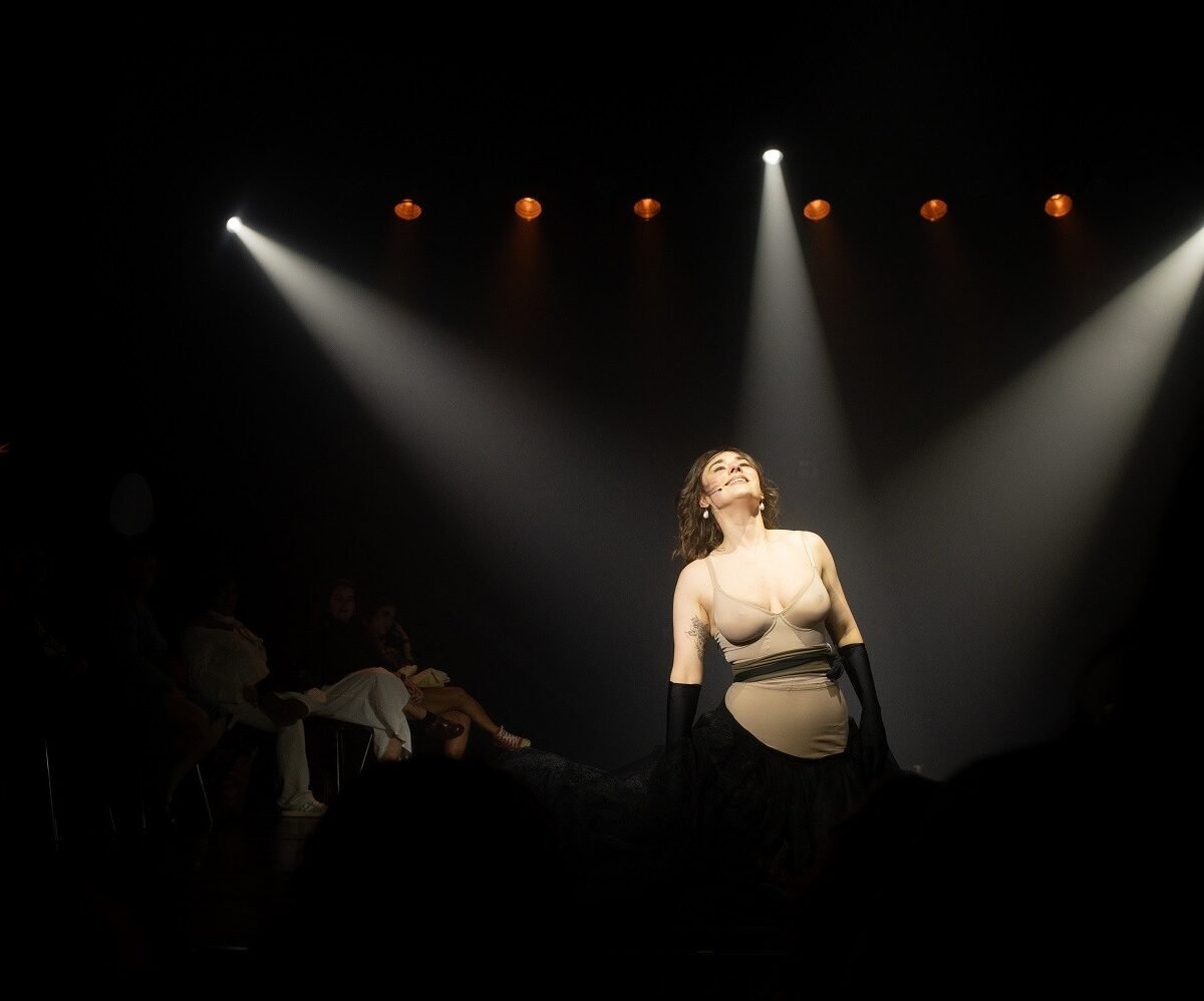Ana Hartmann em cena como Clarice Lispector no espetáculo O Ovo e a Galinha.
