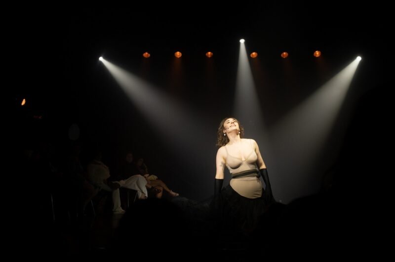 Ana Hartmann em cena como Clarice Lispector no espetáculo O Ovo e a Galinha.