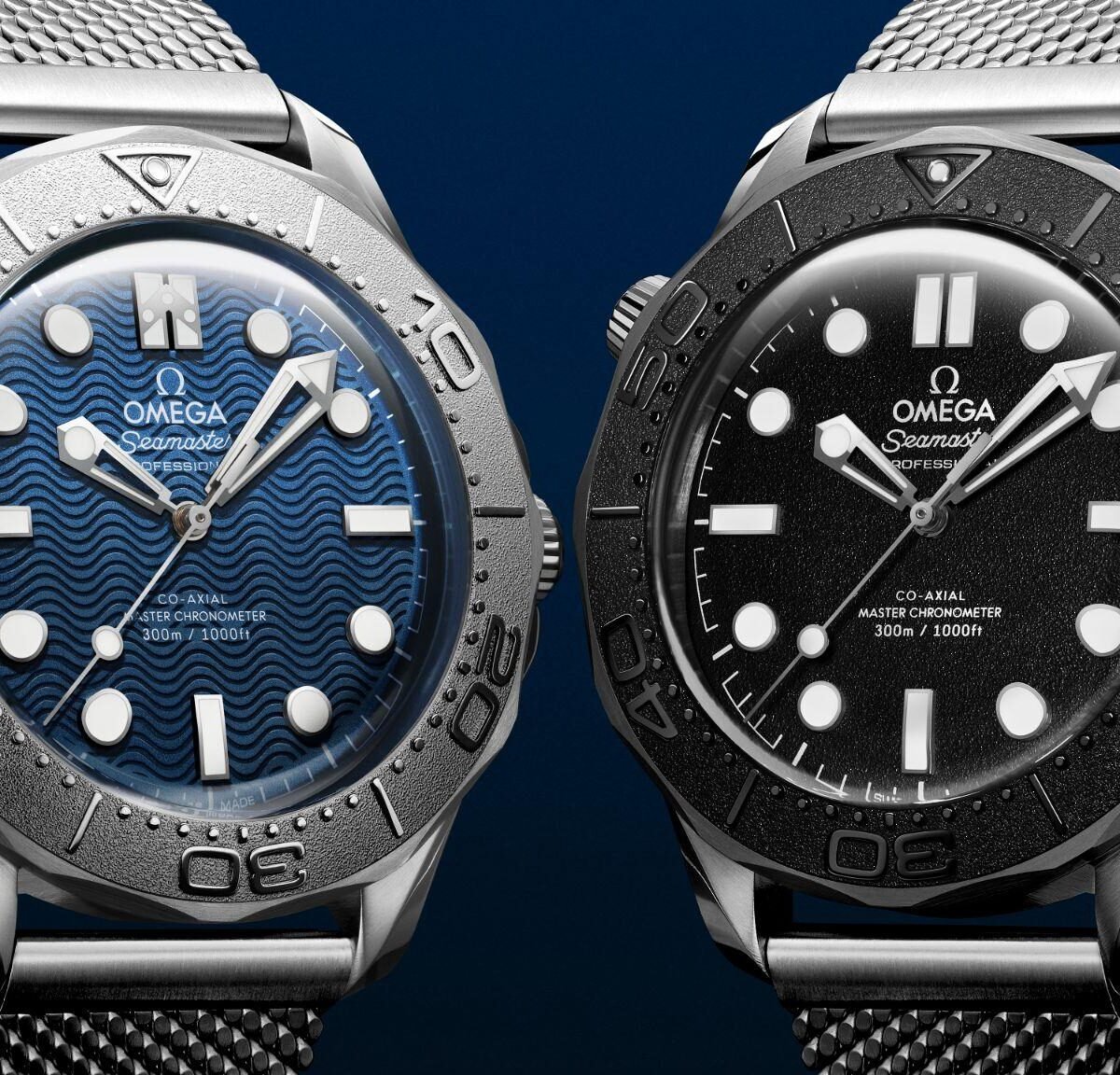 Relógios OMEGA Seamaster Diver 300M James Bond, com mostrador azul, e Spectre, com mostrador preto, lado a lado.