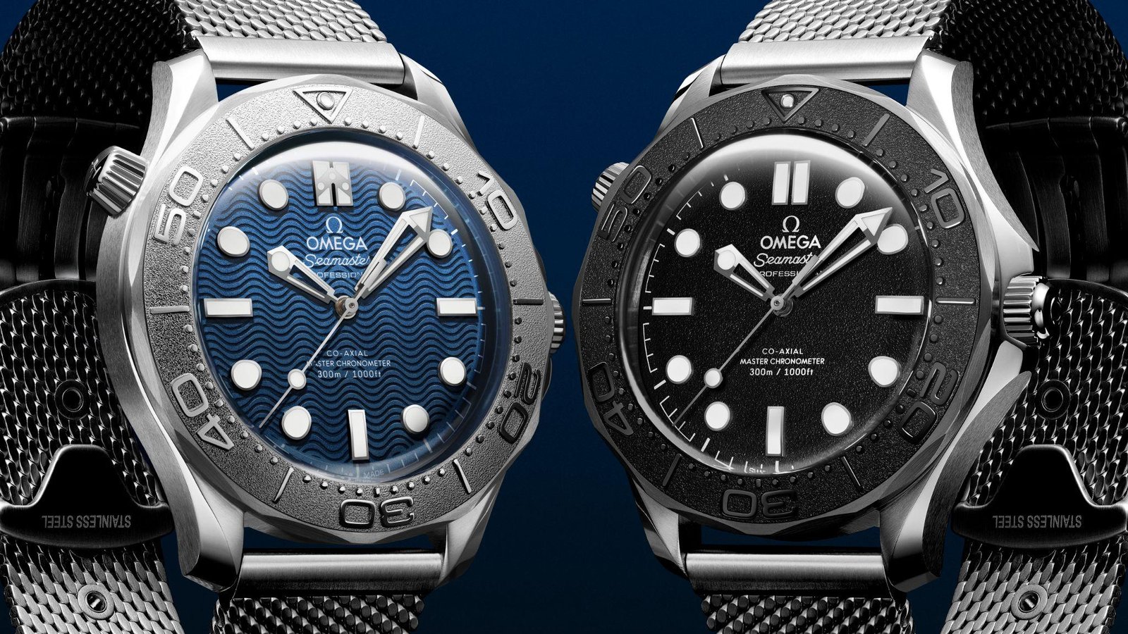 Relógios OMEGA Seamaster Diver 300M James Bond, com mostrador azul, e Spectre, com mostrador preto, lado a lado.