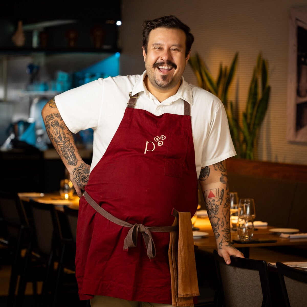 Chef Caio Soter, fundador do Pacato, no salão do restaurante, em Belo Horizonte.