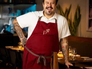 Chef Caio Soter, fundador do Pacato, no salão do restaurante, em Belo Horizonte.